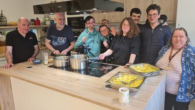 In der Wohnheimküche in Bischweier geht es munter zu. Susanne Schulmann (Dritte von rechts) schaut, dass beim gemeinsamen Kochen alles richtig läuft. 