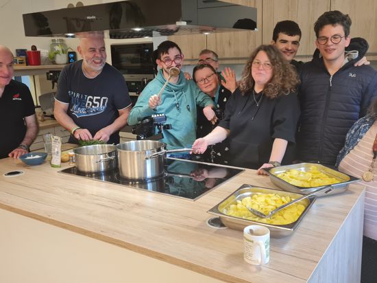In der Wohnheimküche in Bischweier geht es munter zu. Susanne Schulmann (Dritte von rechts) schaut, dass beim gemeinsamen Kochen alles richtig läuft. 
