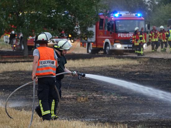 Hätte verhindert werden können: Mehrere Feuerwehren waren am Freitagabend mit 66 Mann im Einsatz, um den Brand bei Bischweier zu löschen.  