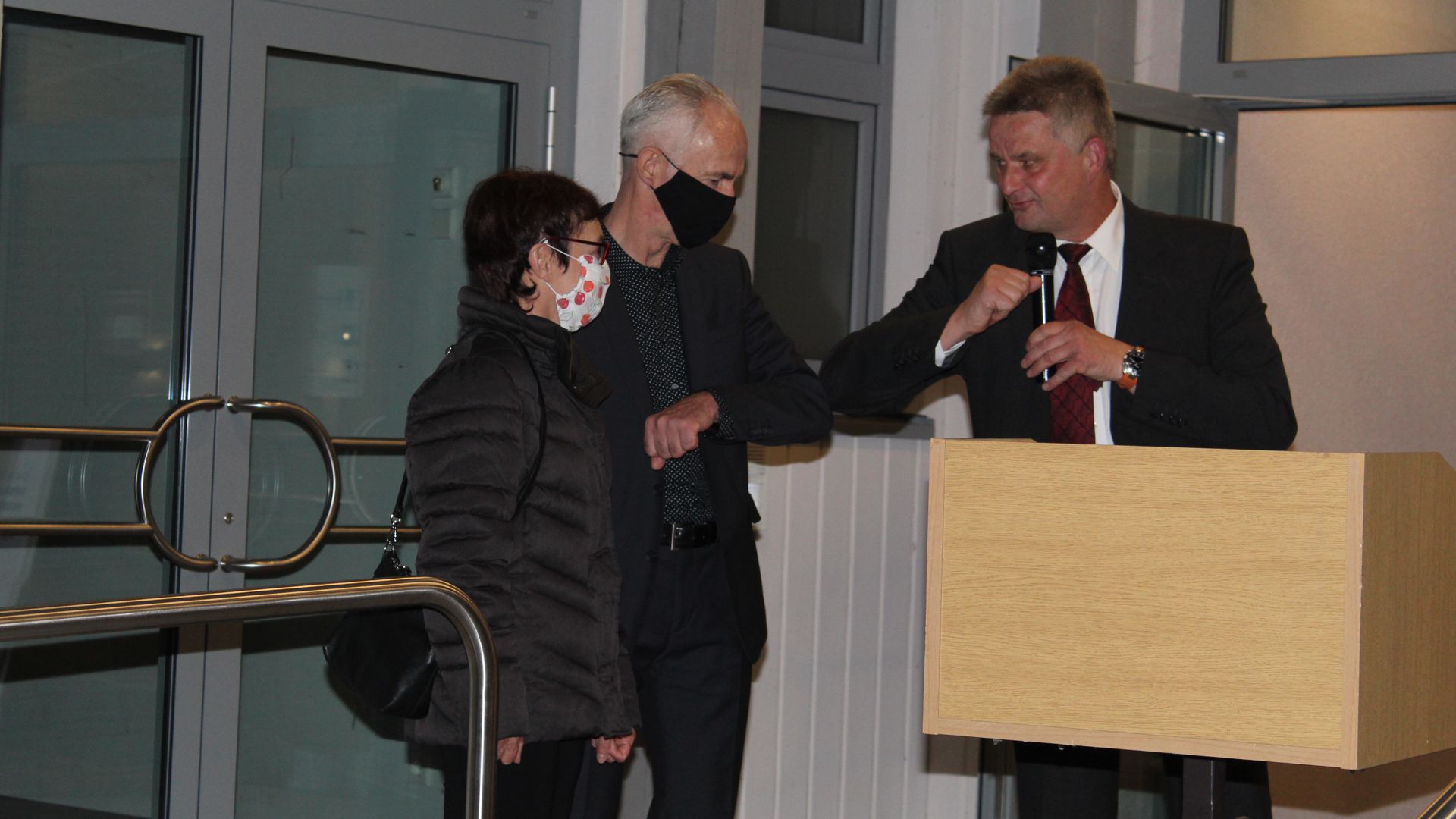 Glückwunsch in Corona-Zeiten: Elmar Reichl (rechts) gratuliert Bürgermeister Robert Wein und dessen Ehefrau Bärbel.