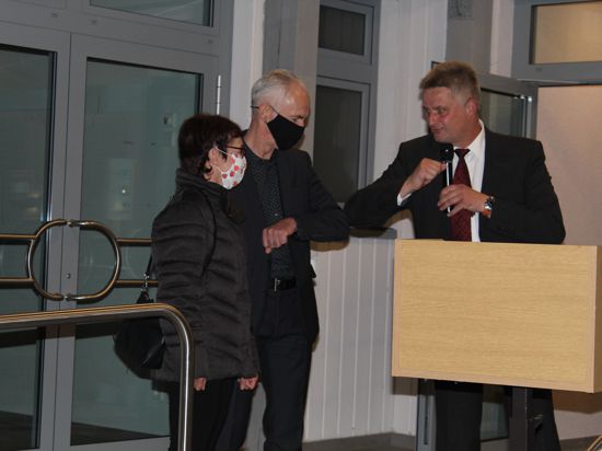 Glückwunsch in Corona-Zeiten: Elmar Reichl (rechts) gratuliert Bürgermeister Robert Wein und dessen Ehefrau Bärbel.
