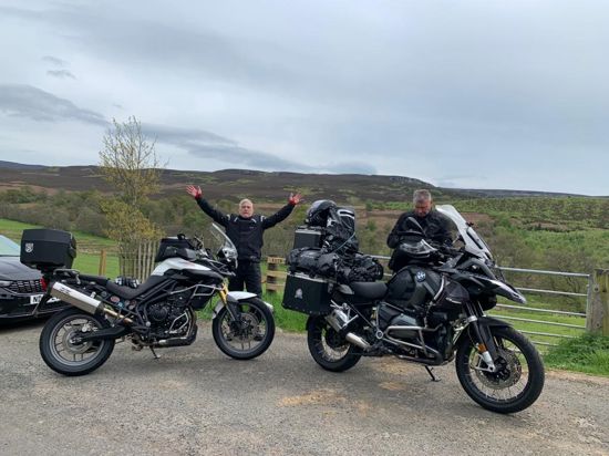Patric Krämer aus Rastatt und Jürgen Hinkel aus Haueneberstein mit ihren Motorrädern auf Tour in England.
