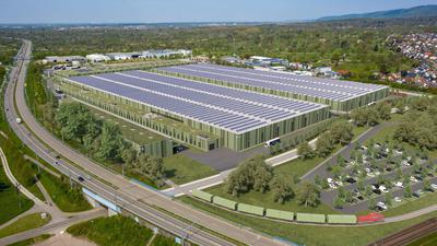 Industrie mit viel Grün: Eine Bepflanzung der Fassaden und ein Solarpark auf dem Dach prägen das Konsolidierungszentrum für Mercedes.  