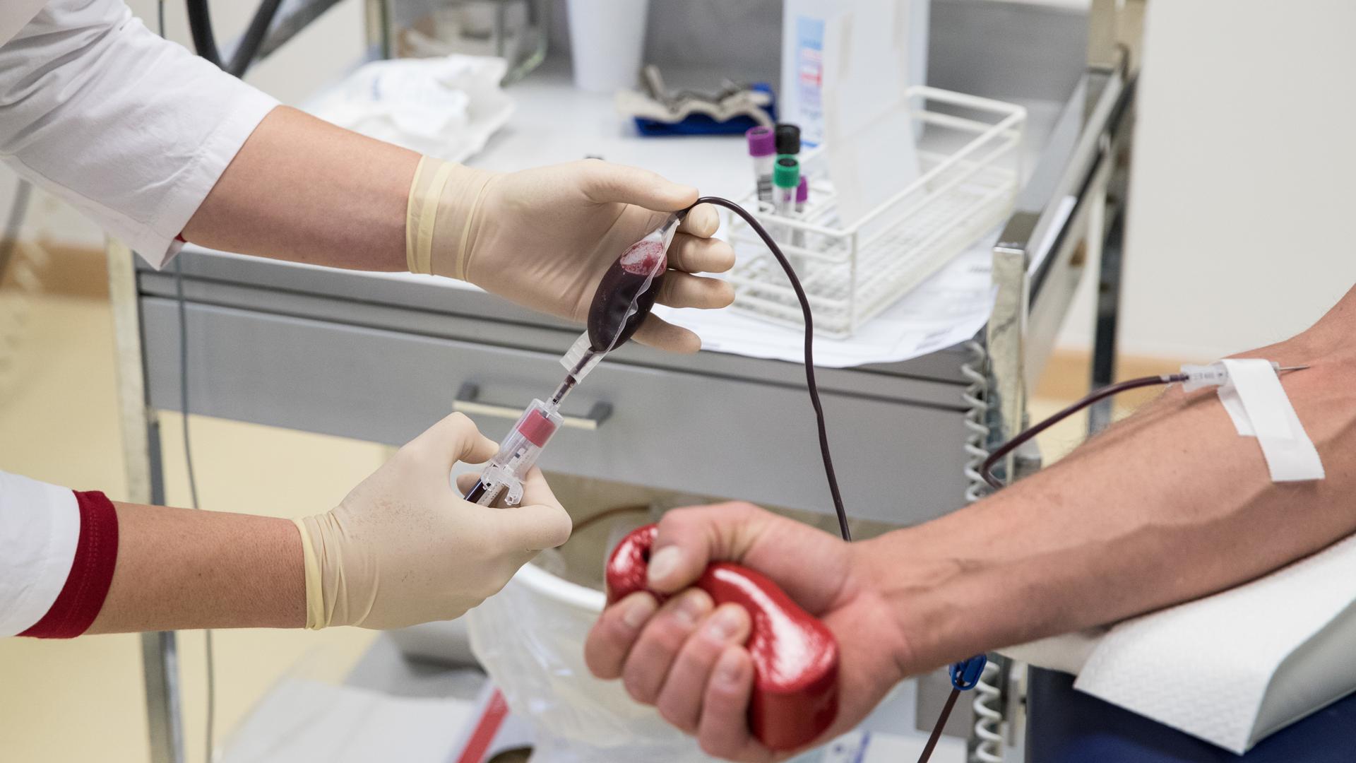 Der DRK-Blutspendedienst lässt Blutspenden in von PFC betroffenen Kreisen wieder zu.