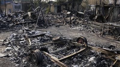 Vom Feuer zerstörte Wohnwagen-Überreste                            