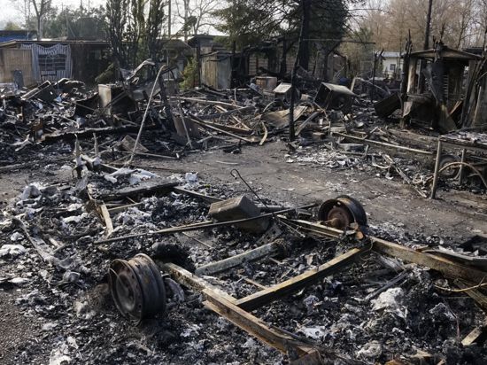 Vom Feuer zerstörte Wohnwagen-Überreste                            