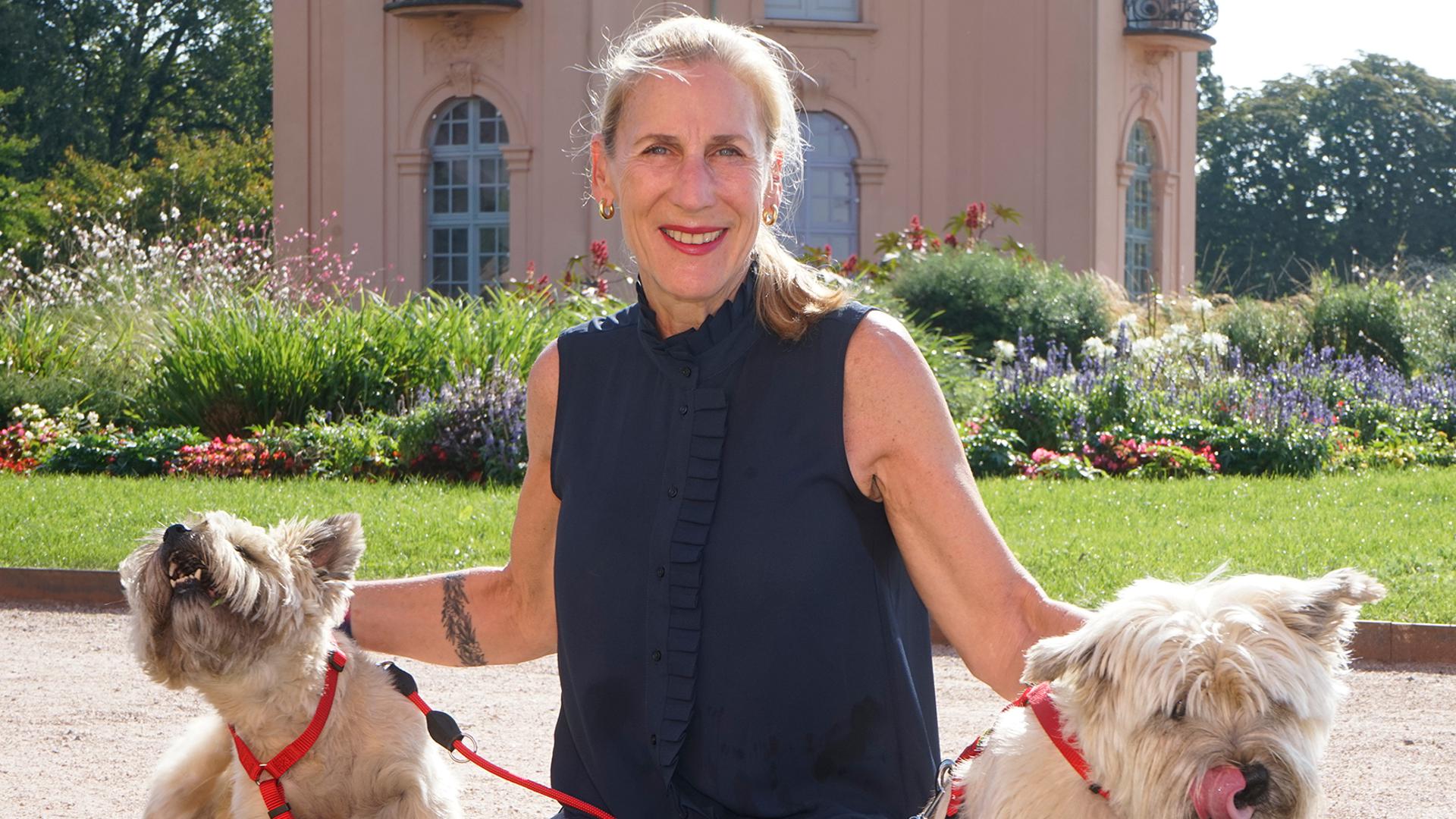 Brigitta Lenhard, OB-Kandidatin, mit zwei Hunden                           