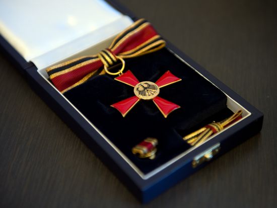 Das Bundesverdienstkreuz wird an zwei Männer verliehen, die sich in Rastatt besonders verdient gemacht haben.