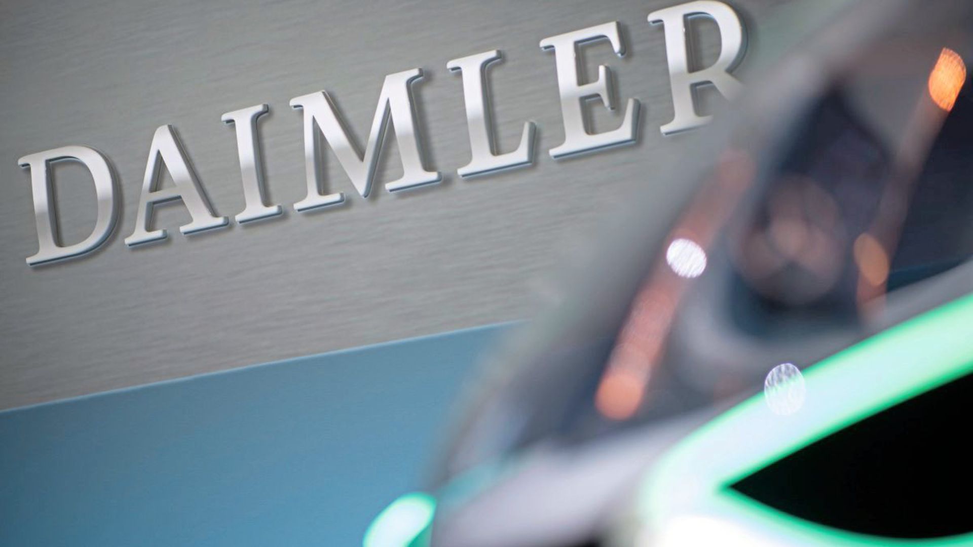 Daimler ist in die roten Zahlen gerutscht. Der Autobauer machte im zweiten Quartal einen Milliardenverlust.