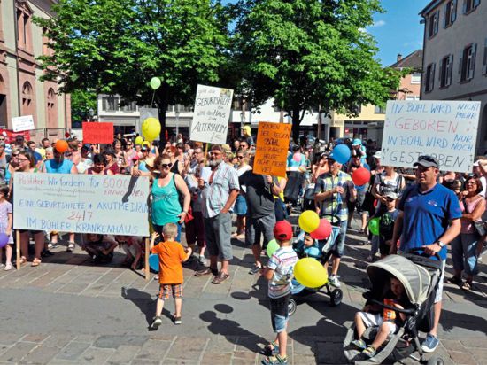 Wiederholt sich die Geschichte? 2016 protestierten Familien auf dem Marktplatz in Bühl gegen die Schließung des Kreißsaals in der Zwetschgenstadt. Doch am Ende half ihr Einsatz nichts. Das Klinikum Mittelbaden wickelte den Standort ab.