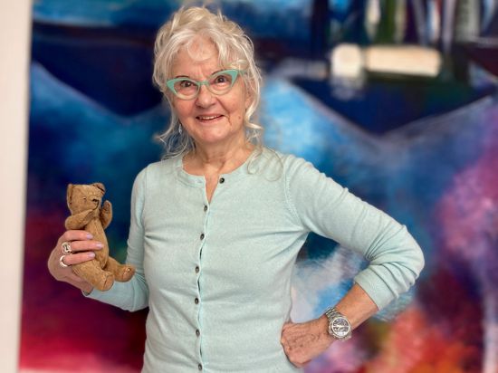 Marie-Hélène H-Desrue in ihrem Rastatter Atelier, in der Hand hält sie einen Teddybären.
