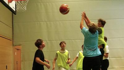 Junge Basketballspieler 