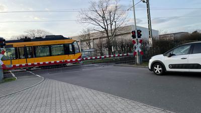 Stadtbahn , Schranke, Ajuto, Halle , Baum 