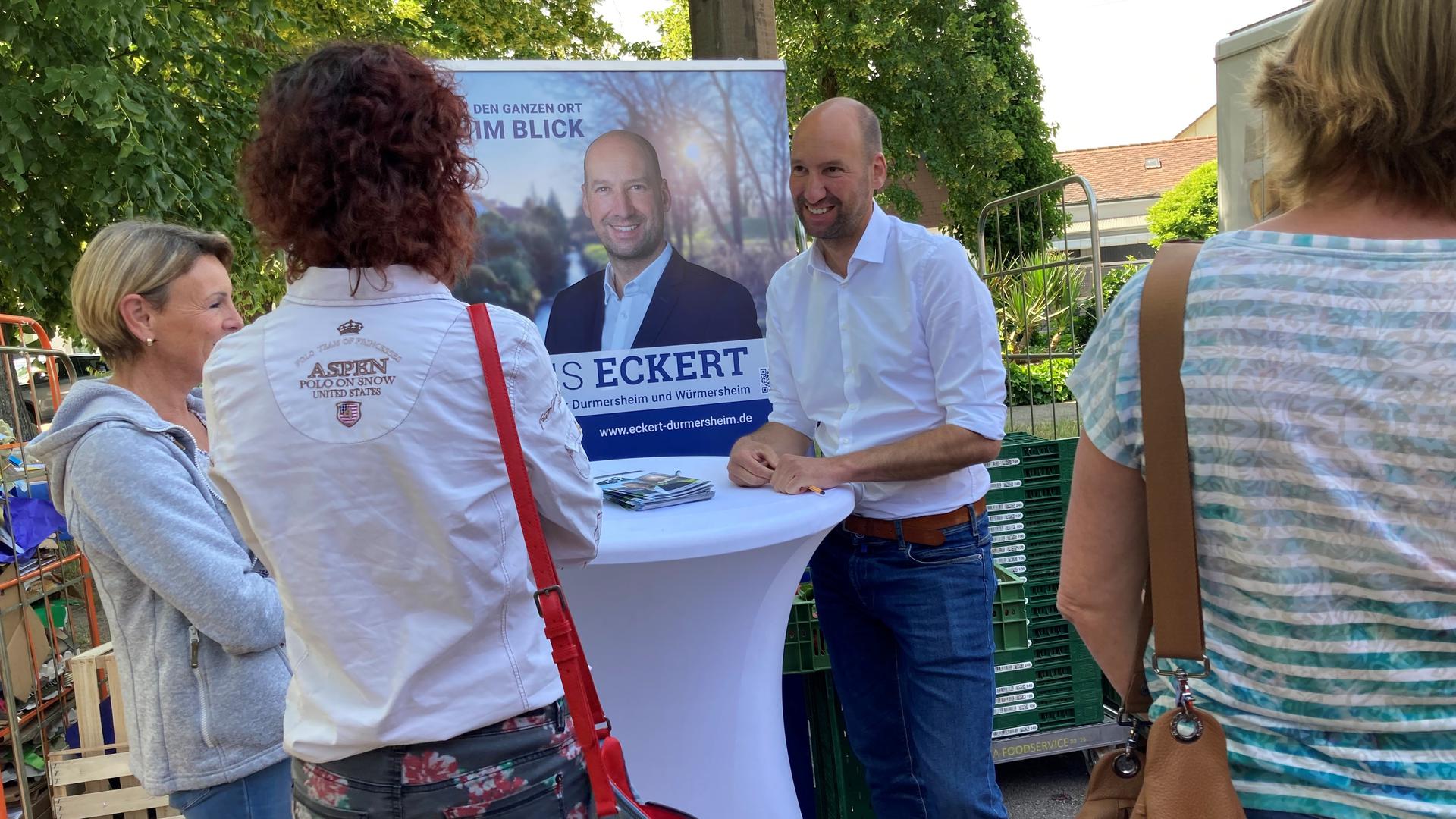 Bürgermeisterkandidat Klaus Eckert ist an seinem Info-Stand auf dem Durmersheimer Wochenmarkt ein begehrter Gesprächspartner. 