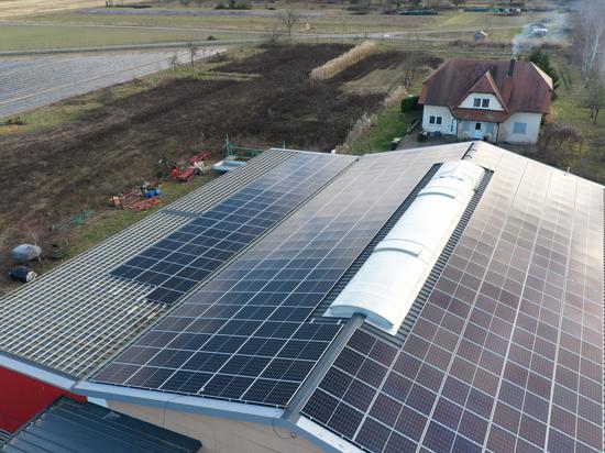 Eine Photovoltaik-Anlage auf dem Dach des Erdbeerlands