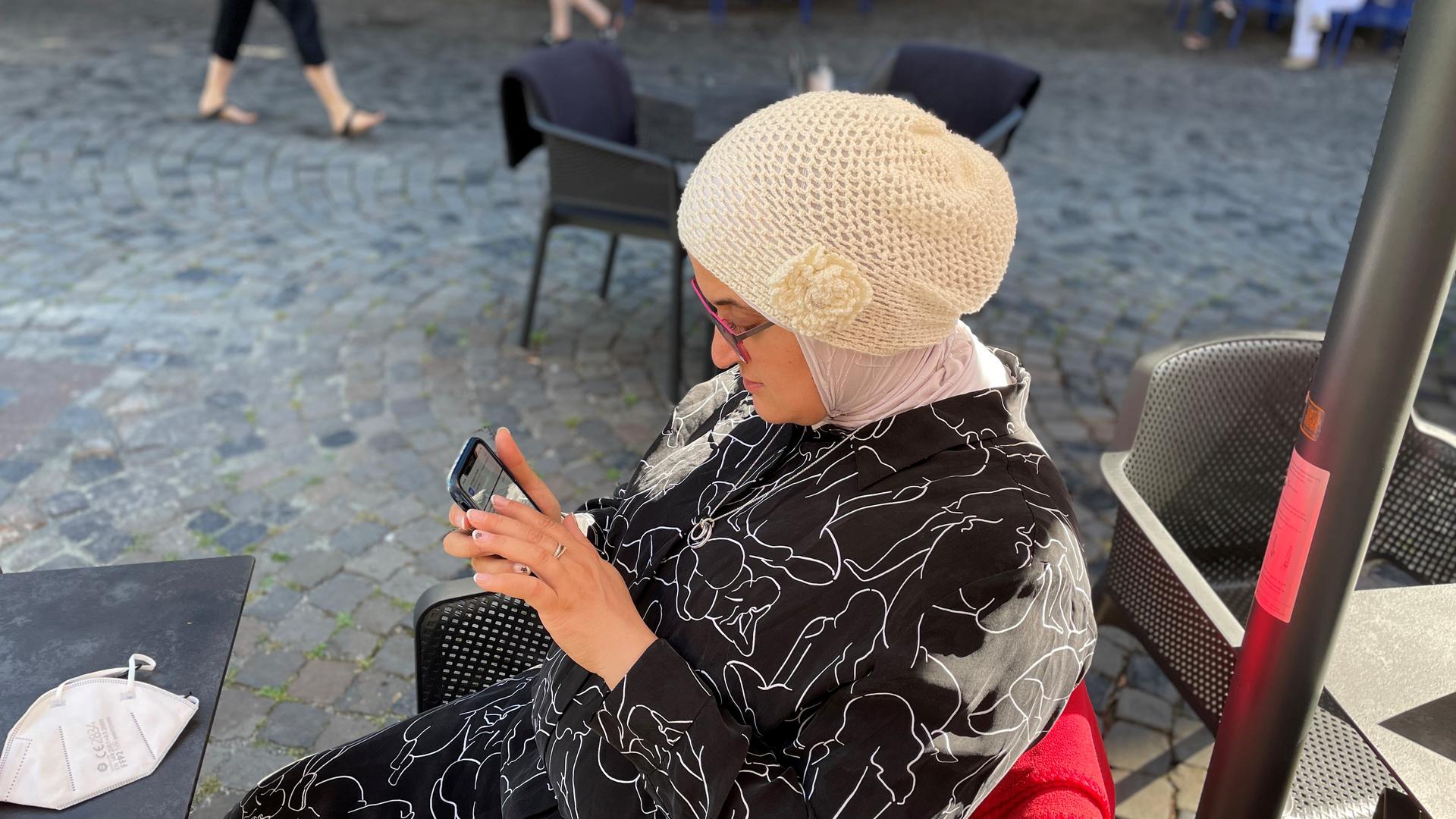 Mit dem Handy sehen: Faten Faroon macht jeden Tag Schnappschüsse. Über die Bilderkennung ihres Mobilfunkgeräts lässt sie sich ihre Umgebung beschreiben.