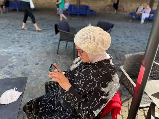 Mit dem Handy sehen: Faten Faroon macht jeden Tag Schnappschüsse. Über die Bilderkennung ihres Mobilfunkgeräts lässt sie sich ihre Umgebung beschreiben.