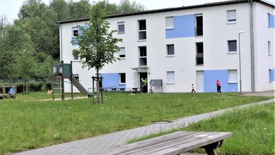 Bei den den Flüchtlingshäusern an der Pilgerstraße soll auf der Grünfläche davor ein drittes entstehen.                                                                                         