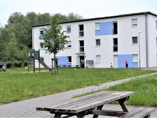 Bei den den Flüchtlingshäusern an der Pilgerstraße soll auf der Grünfläche davor ein drittes entstehen.                                                                                         