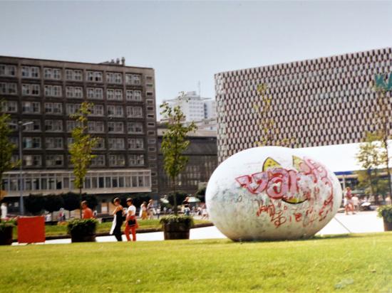Ein Ei des Künstlers Armin Kölbli auf der Expo in Hannover
