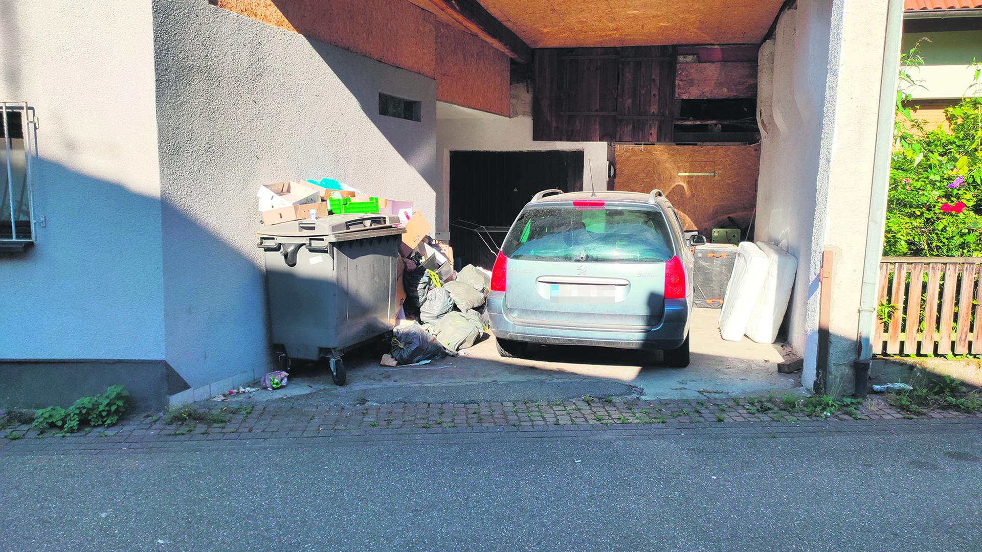 Berge von Müll, Parkprobleme, Ruhestörung: Anwohner der Kriegstraße in Durmersheim kämpfen seit zwei Jahren gegen die nicht genehmigte Unterbringung von Monteuren in ihrer Nachbarschaft.  Foto: privat