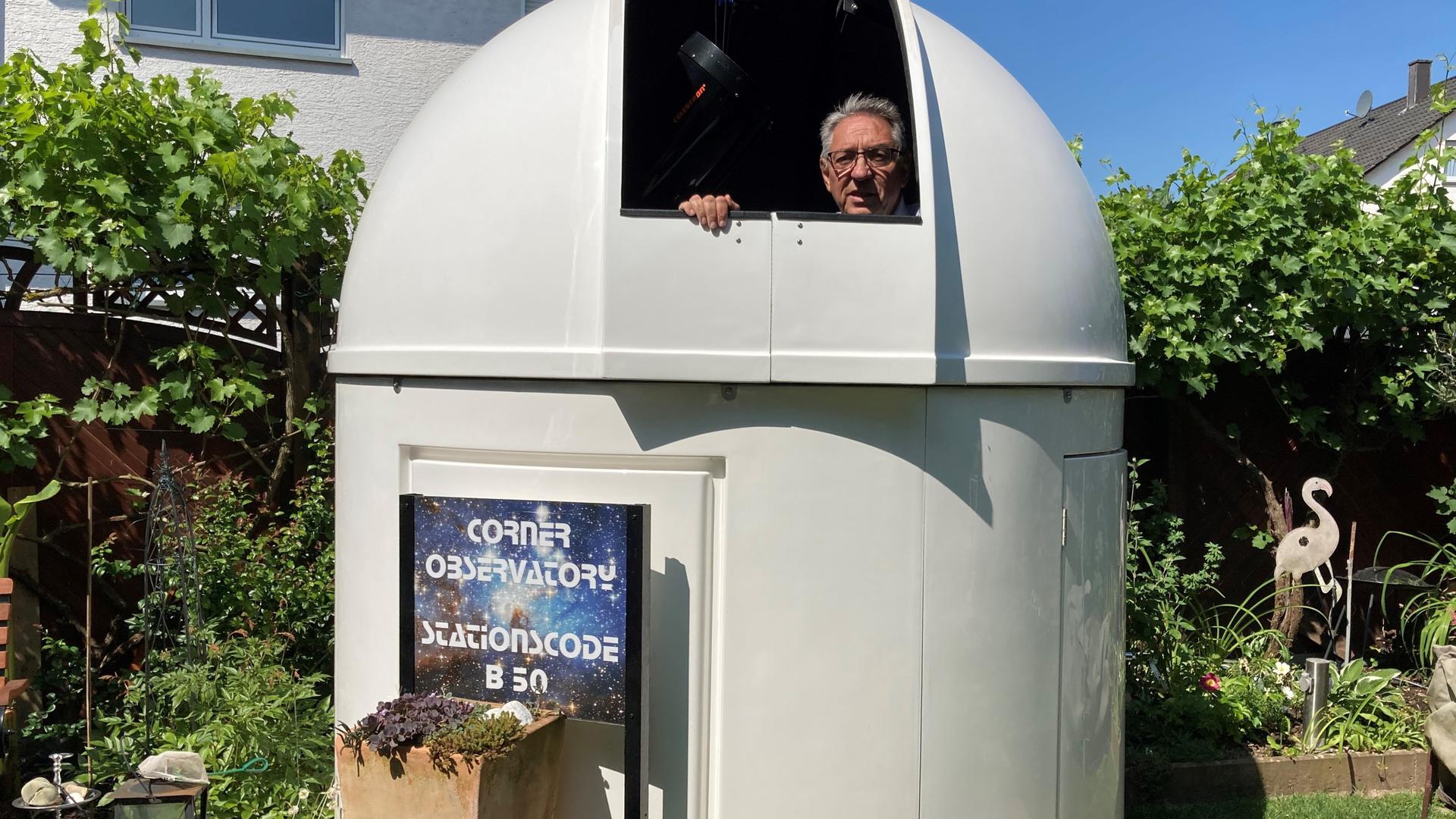 Jürgen Linder im häuslichen Observatorium