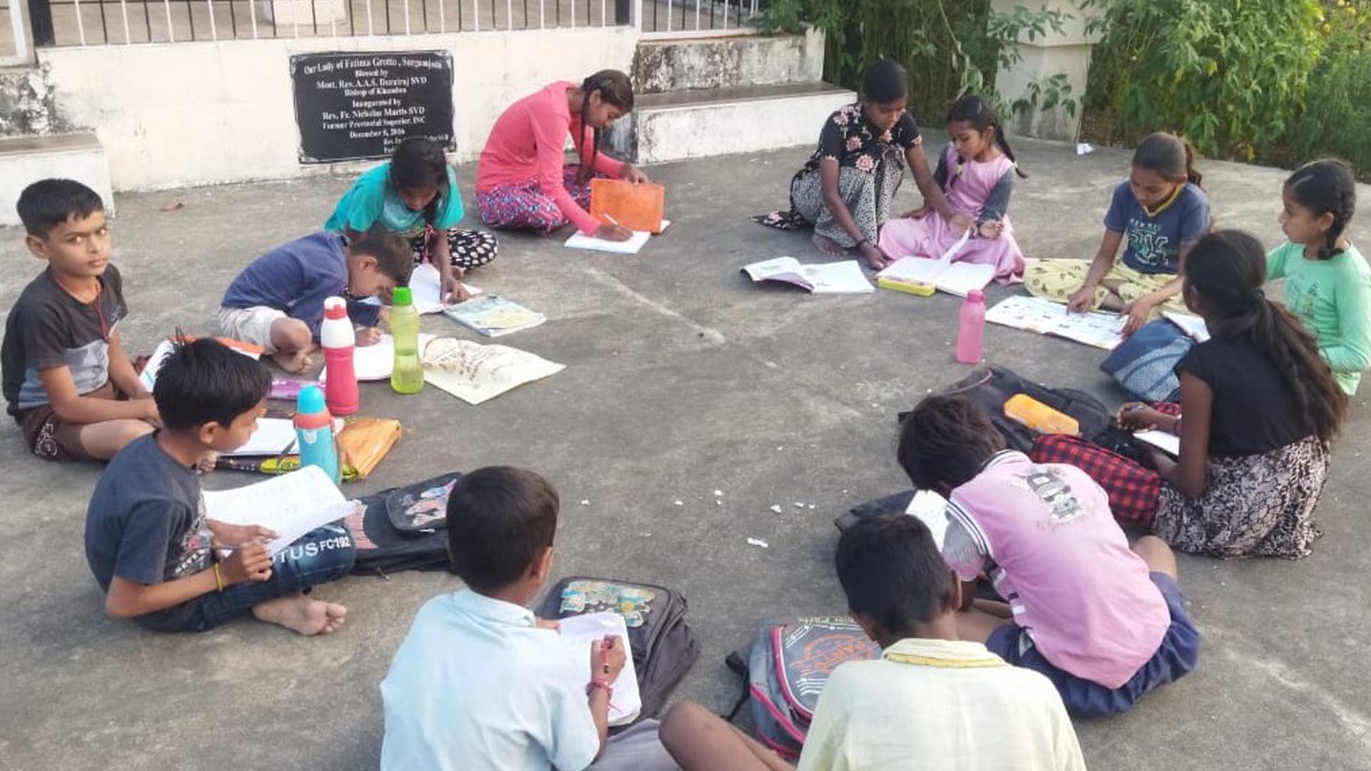 Schulunterricht in Indien auf der Straße 