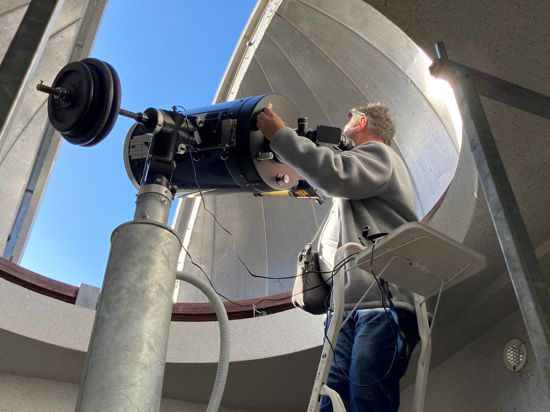 Jürgen Linder richtet das Teleskop in der Kuppel der Sternwarte nach der Sonne aus. Nur so ist durch das Objektiv die partielle Sonnenfinsternis zu sehen. 