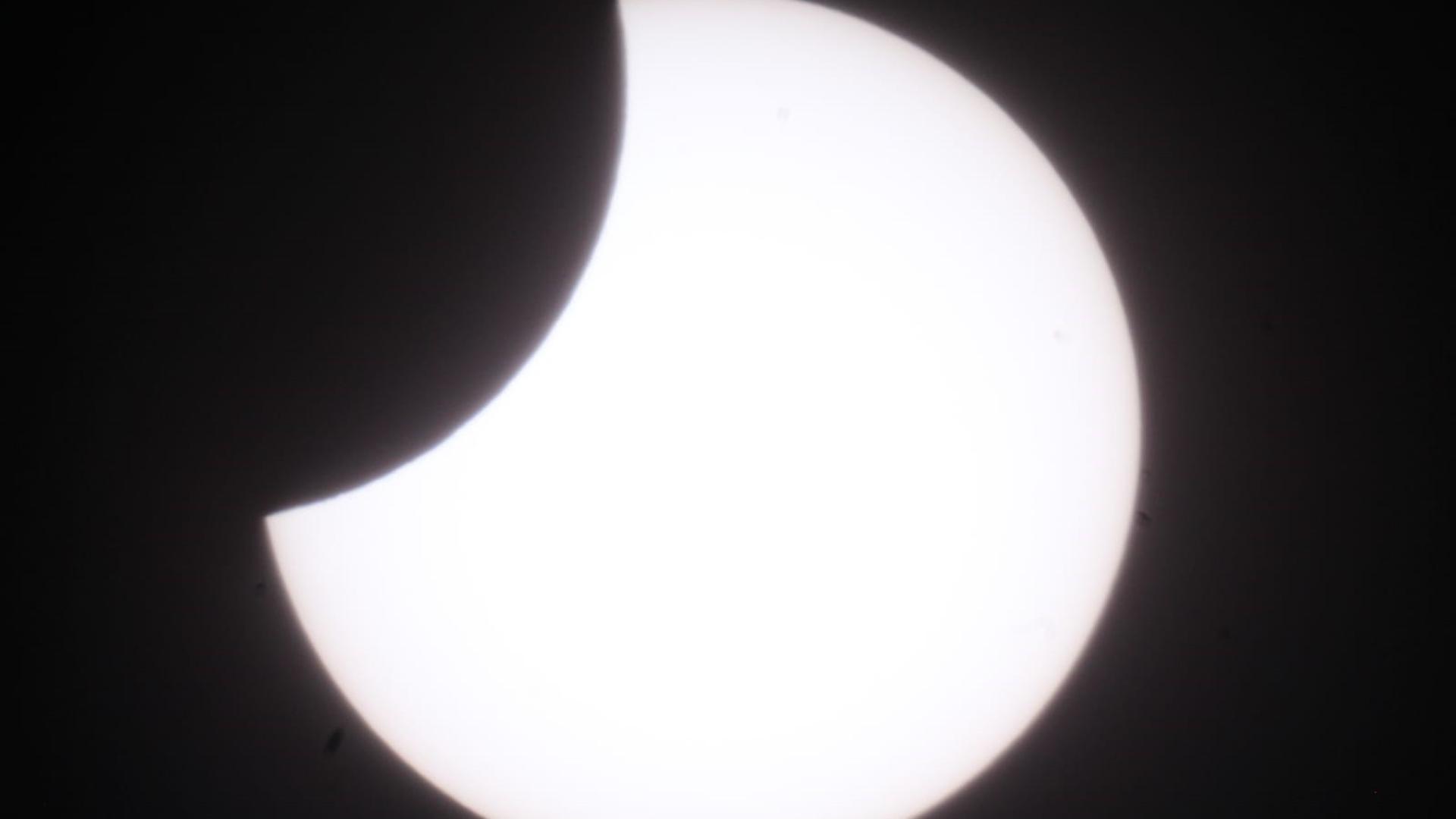 Eines der Teleskope war mit einer Kamera ausgestattet. Damit haben die Sternfreunde dieses Bild von der partiellen Sonnenfinsternis aufgenommen.
