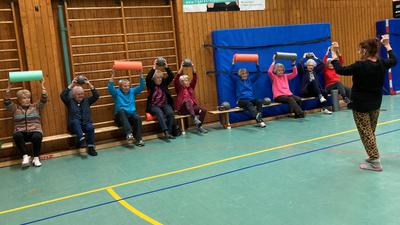 Ältere  Mitglieder des TuS Durmersheim üben sich in der Gymnastik mit Bällen und Rollen.