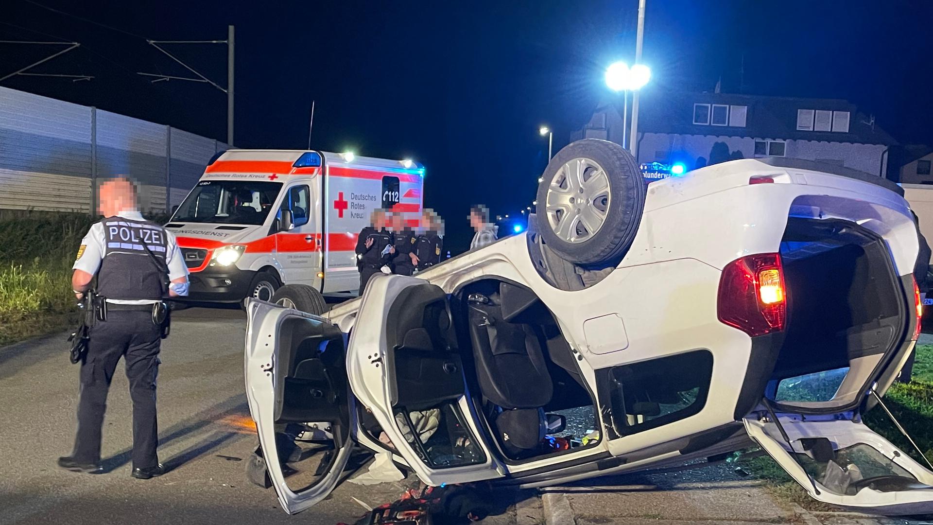 Bei dem Unfall am Dienstagabend in Durmersheim sind zwei Menschen verletzt worden. 
