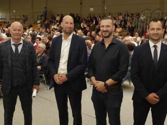 Die Kandidaten für das Amt des Bürgermeisters in Durmersheim stehen nebeneinander.