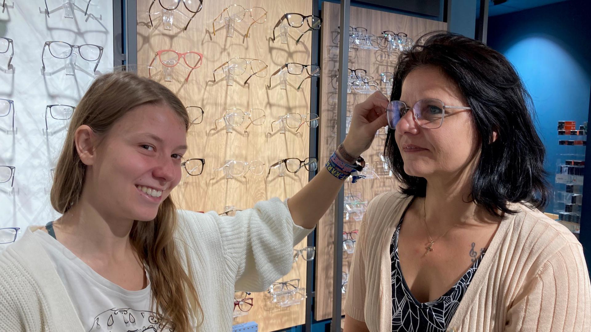Augenoptikerin Tiziana Kempf aus Durmersheim passt einer Kundin im Laden eine Brille an.