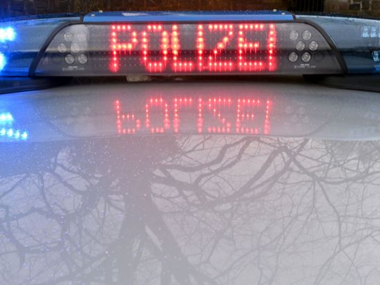 Die Schriftzug „Polizei“ leuchtet auf dem Dach eines Streifenwagens der Polizei.