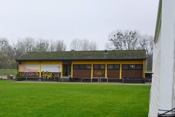 Rasenfläche und Clubhaus