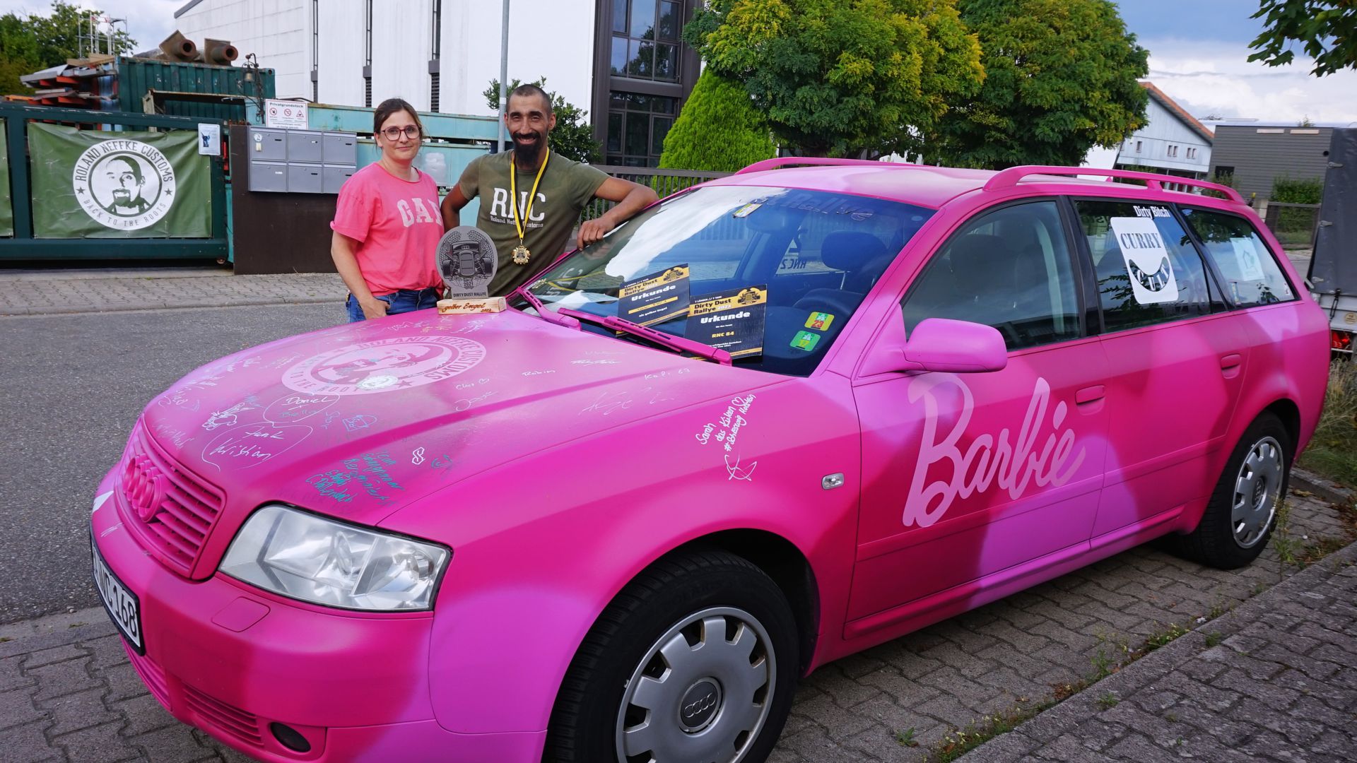 Roland und Sabine Neffke mit pinkfarbenem Audi 