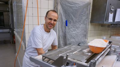 Bäckermeister Michael Niklaus aus Elchesheim-Illingen an der Teigmaschine.