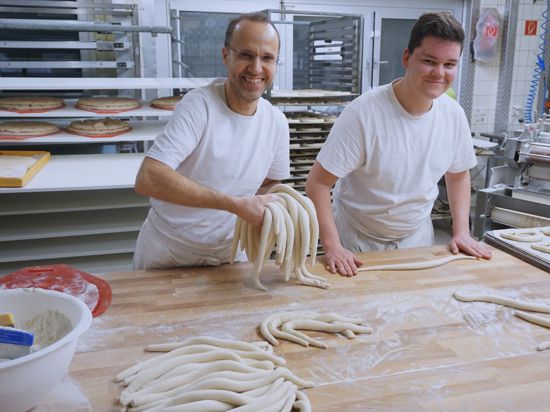 Bäcker Michael Niklaus aus Elchesheim-Illingen (links) und sein Azubi Niklas Kraus bereiten Teigstücke vor, aus denen Brezeln geschlungen werden.