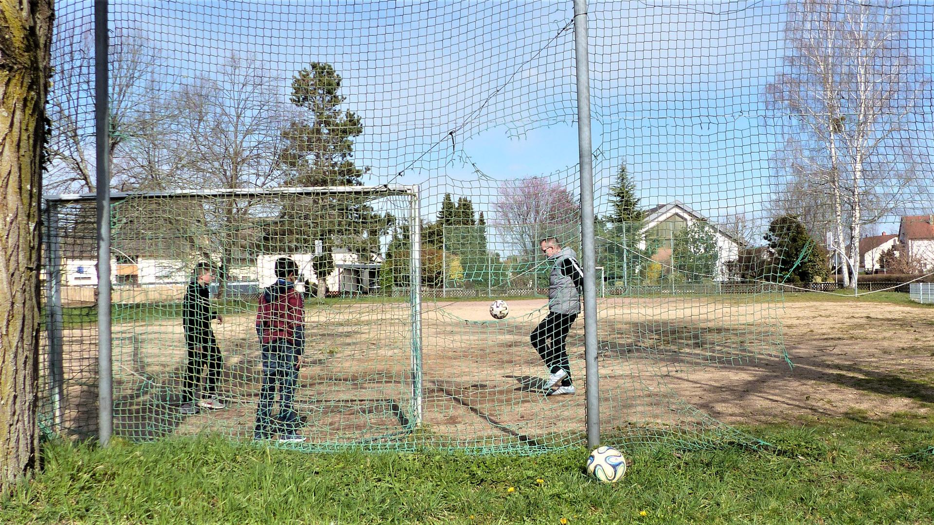 Fußballacker: Der Bolzplatz in Nachbarschaft zur Rheinwaldschule soll instandgesetzt werden, hat der Gemeinderat beschlossen. 