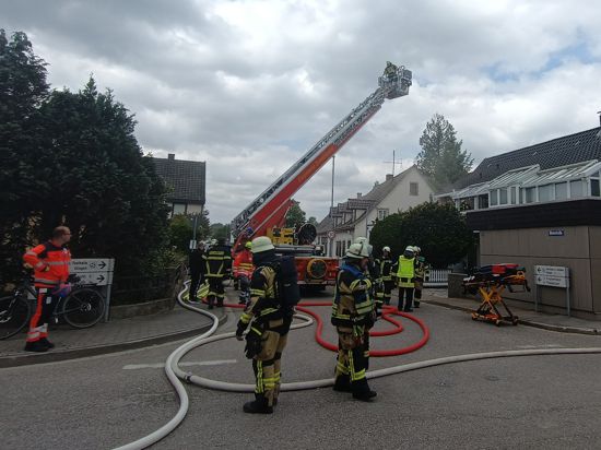 Für ein großes Feuerwehraufgebot sorgt ein Brand in der Elchesheim-Illinger Rheinstraße am Samstagvormittag. Foto: Yvonne Hauptmann