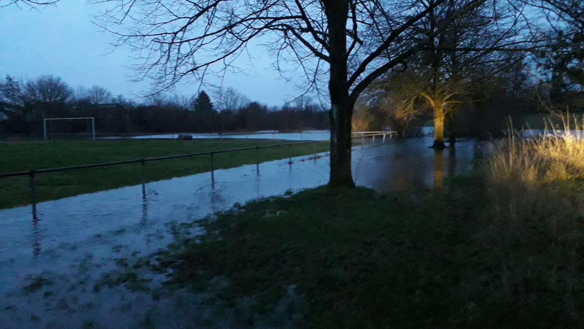Überschwemmungsgebiet:   Durch das Hochwasser  auf der Platzanlage des FC Illingen  fühlen sich die RWE-Verantwortlichen bestätigt, keinesfalls dorthin umsiedeln zu wollen. 