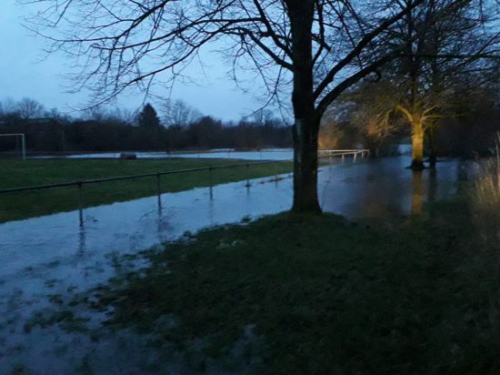 Überschwemmungsgebiet:   Durch das Hochwasser  auf der Platzanlage des FC Illingen  fühlen sich die RWE-Verantwortlichen bestätigt, keinesfalls dorthin umsiedeln zu wollen. 