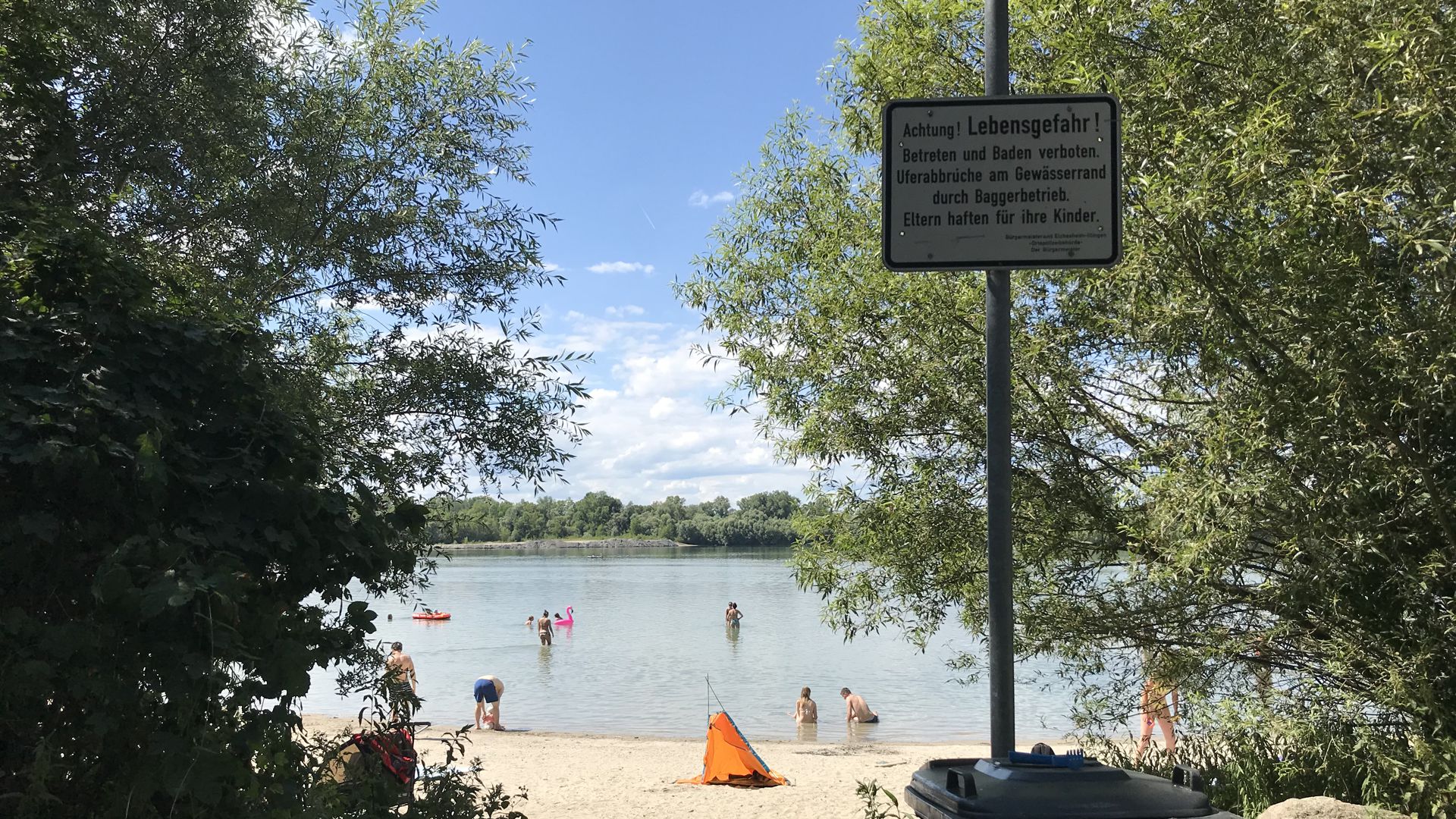 Badetag am Baggersee: Der Goldkanal bei Elchesheim-Illingen lockt Besucher aus dem Umland herbei. Offiziell ist das Baden jedoch verboten.