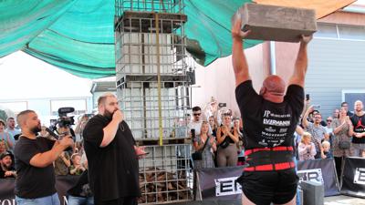 Dennis Kohlruss stemmt den 131,1 Kilogramm schweren Granitblock und wird damit Deutscher Meister
