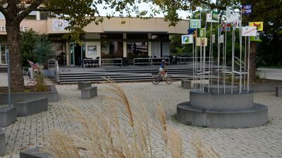         Die Elchesheim-Illinger Vereine präsentieren sich mit einem Kunstwerk auf dem Platz vor dem Gemeindezentrum.