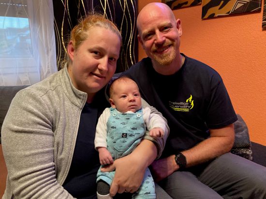 Ramona und Dirk Steinhardt aus Elchesheim-Illingen sitzen mit ihrem wenige Wochen alten Sohn Fynn auf der Couch. 