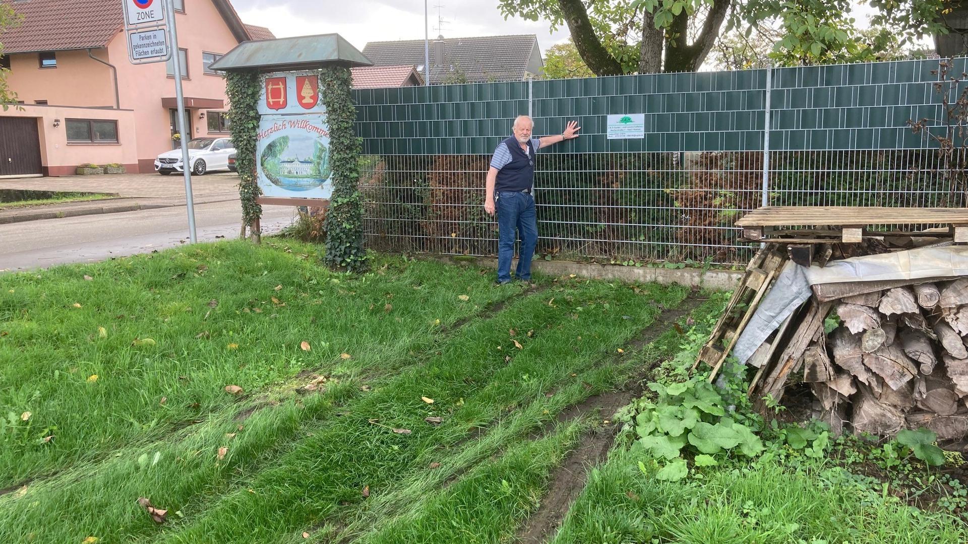 Die Spuren im Gras dokumentieren die Irrfahrt: Heiner Spenneberg am Zaun seines Anwesens, der nun abermals ersetzt werden muss.  