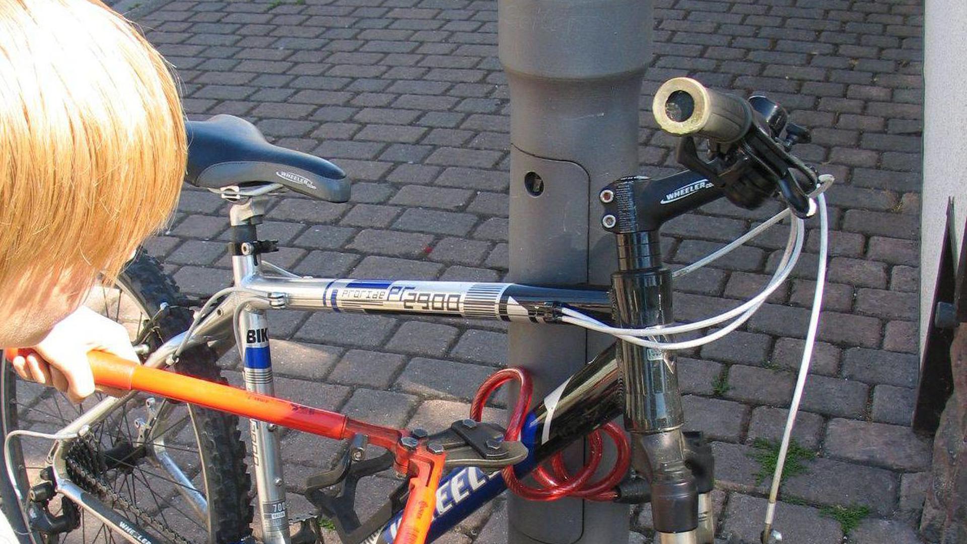 Ob verschlossen oder nicht: Fahrräder sind leichte Beute für ausgebuffte Diebe. Trotz begrenzter Ermittlungschancen bittet die Polizei aber darum, Fahrraddiebstähle immer anzuzeigen.