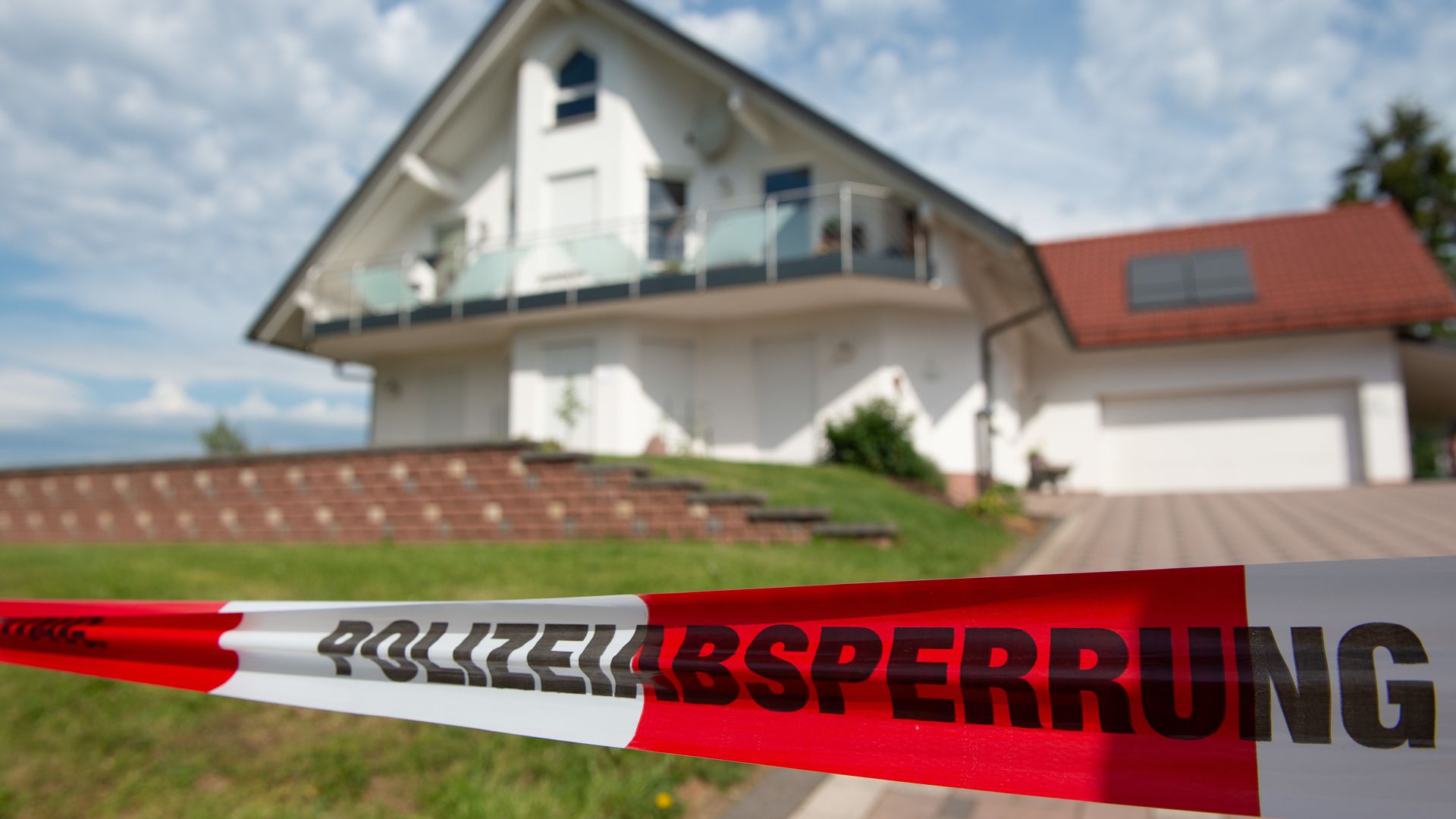 Das Haus des verstorbenen Kasseler Regierungspräsidenten Walter Lübcke (CDU) ist hinter einer Polizeiabsperrung.