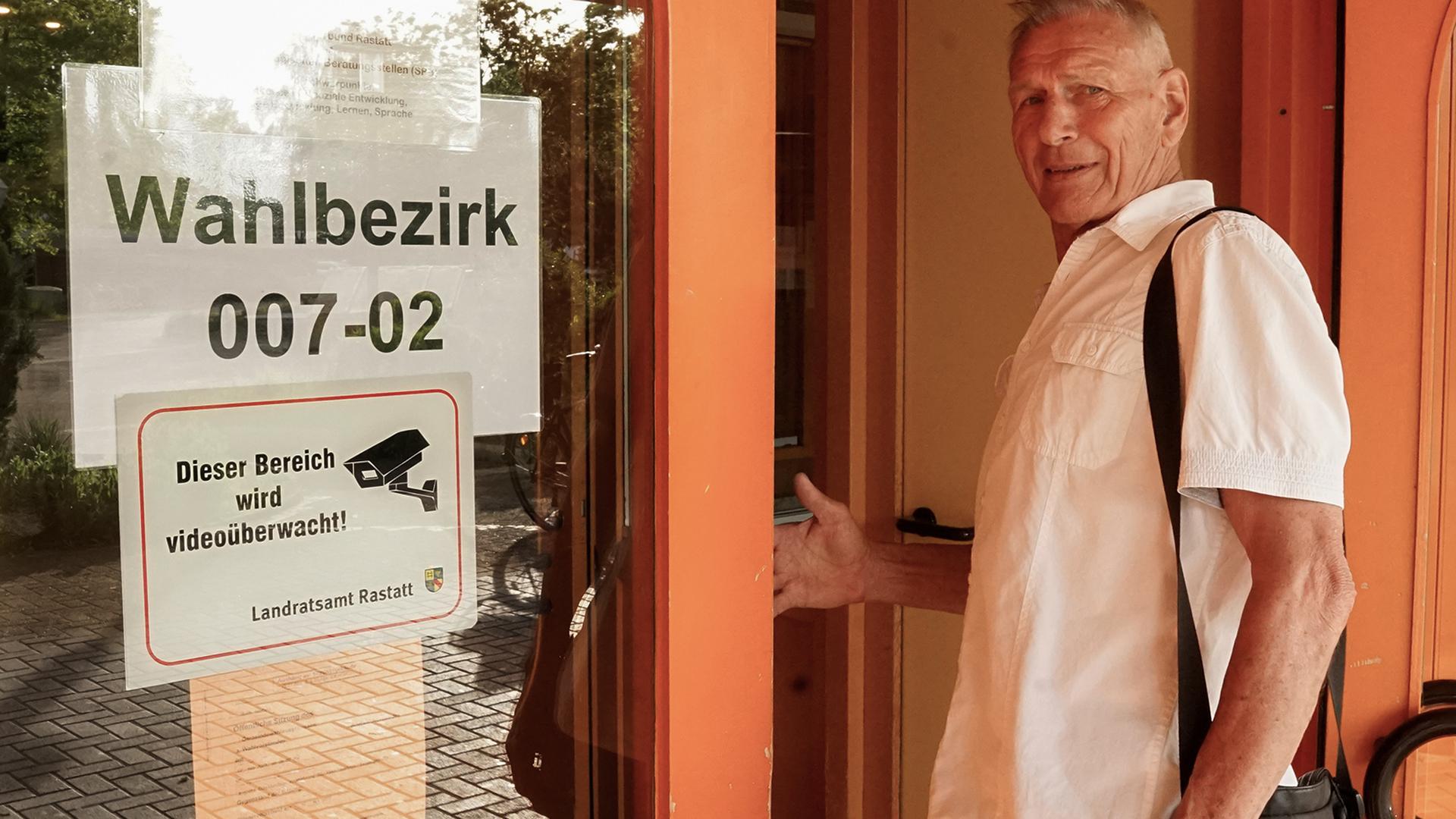 Buergerentscheid wg Klinikum-Standort: Albert Schulz (75) betritt als ersten um 8.00 das Wahllokal in der Augusta-Sibylla-Schule
